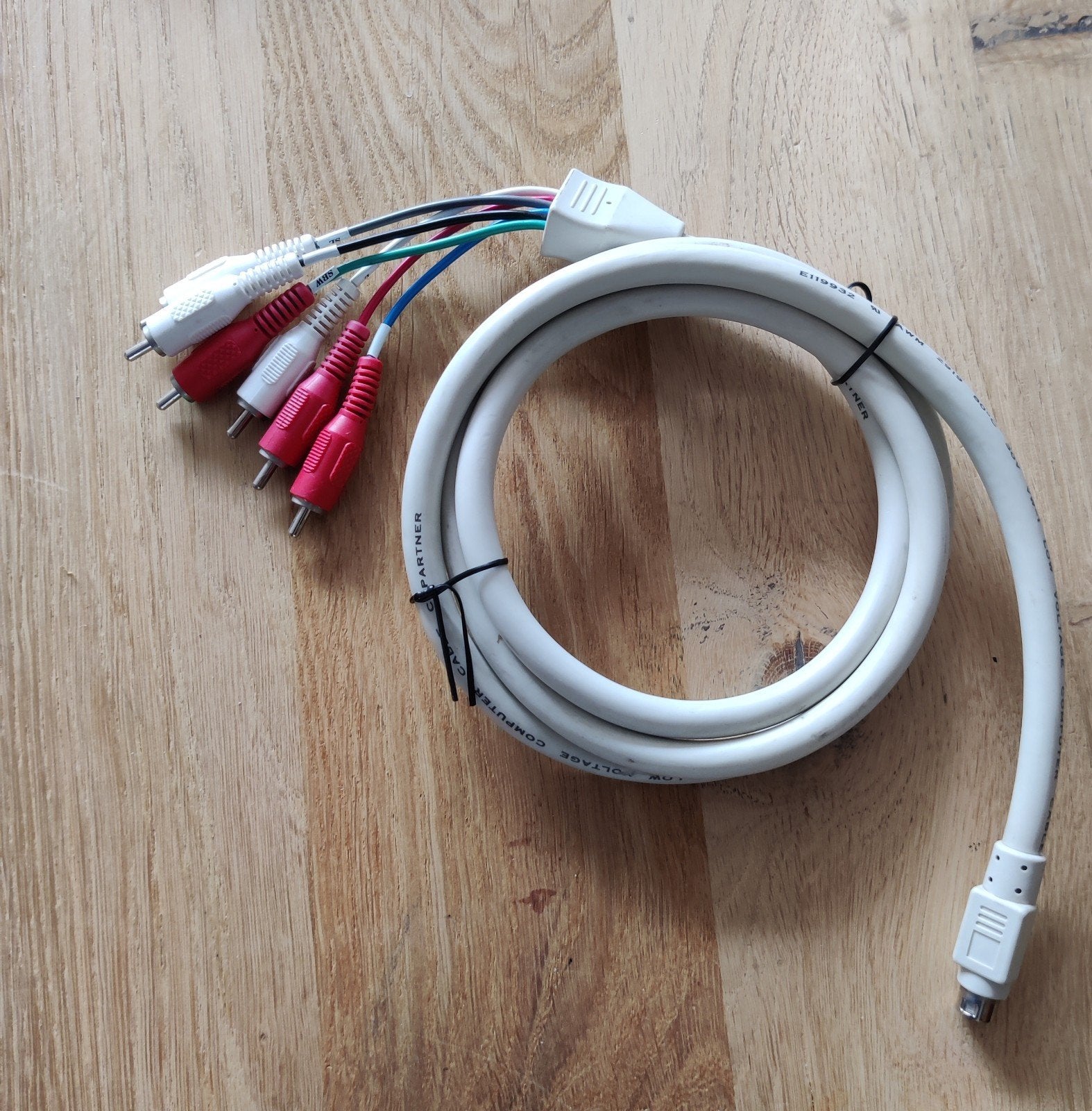 Computer RCA (tulp) aansluitingen en 9 polige mini-DIN, Ophalen of Verzenden, Gebruikt, Minder dan 2 meter, Overige kabels