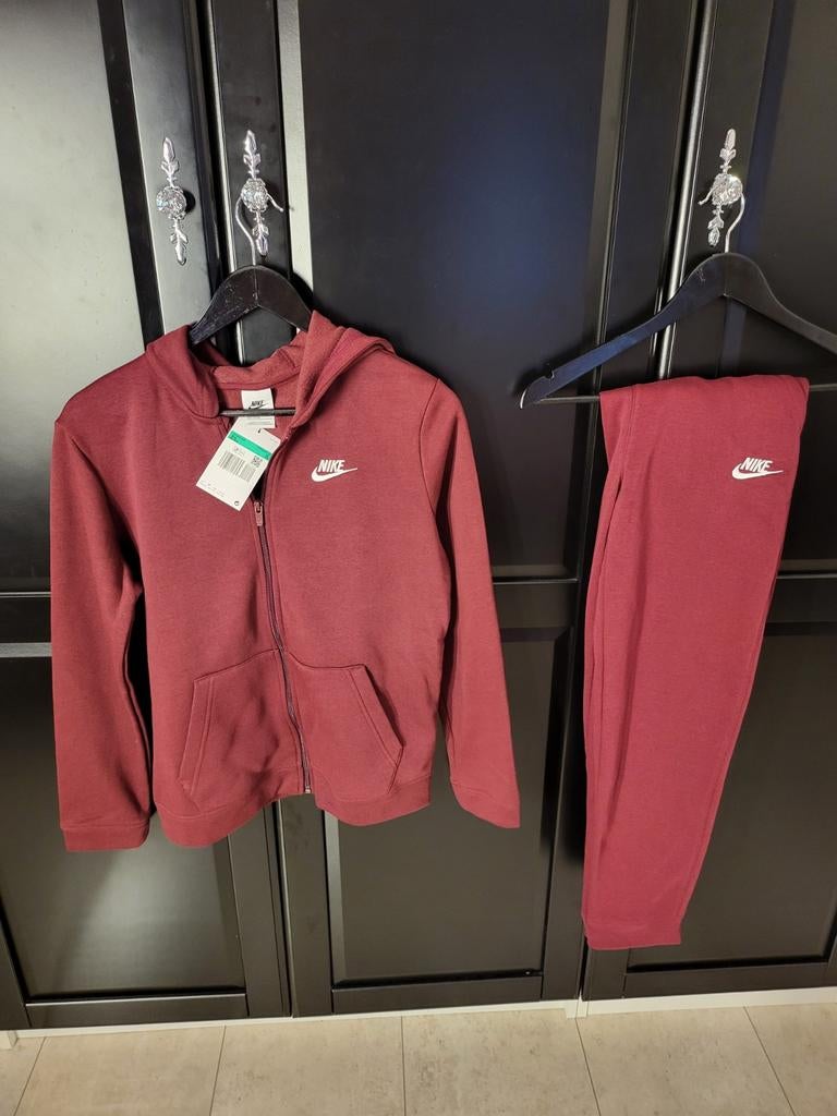 Nike Trainingspak Bordeaux Rood - Nieuw met kaartjes, Ophalen of Verzenden, Nieuw, Nike
