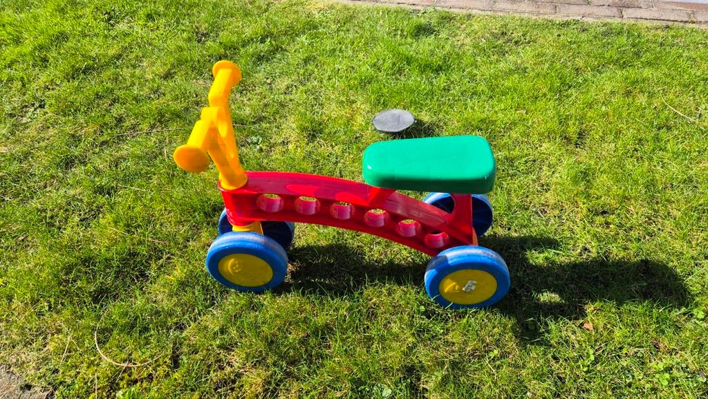 Kleurrijk plastic loopfietsje, Kinderen en Baby's, Speelgoed | Buiten | Voertuigen en Loopfietsen, Gebruikt, Loopfiets, Ophalen of Verzenden