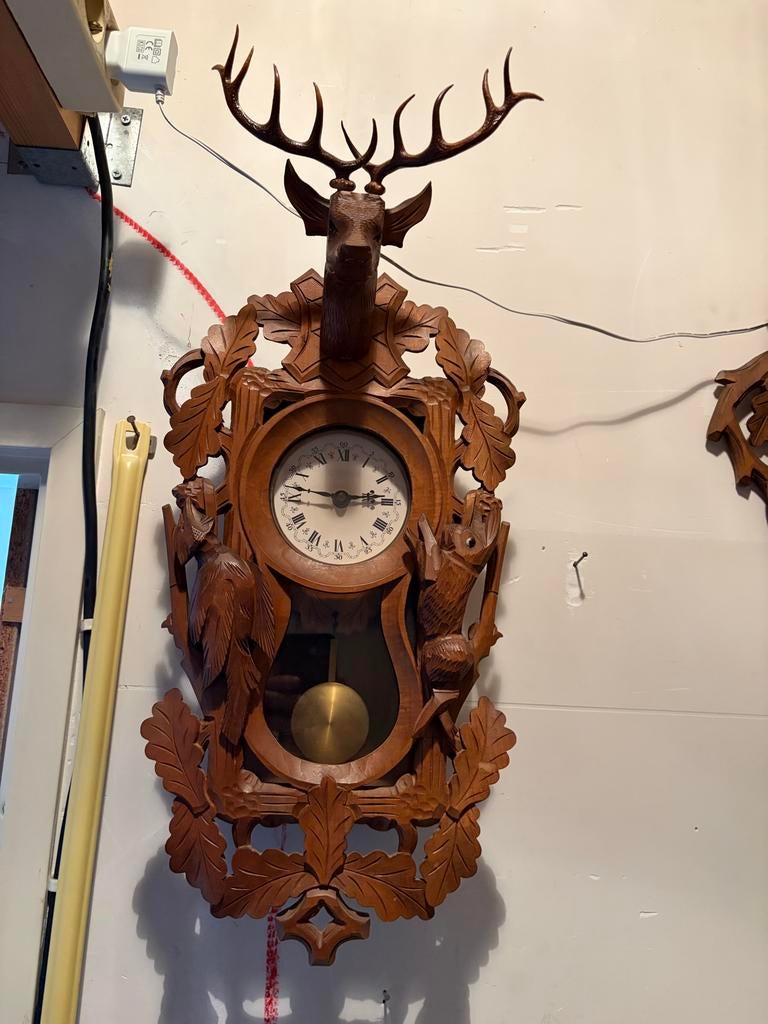 Antieke houten klok en barometer met hertenkop, Ophalen