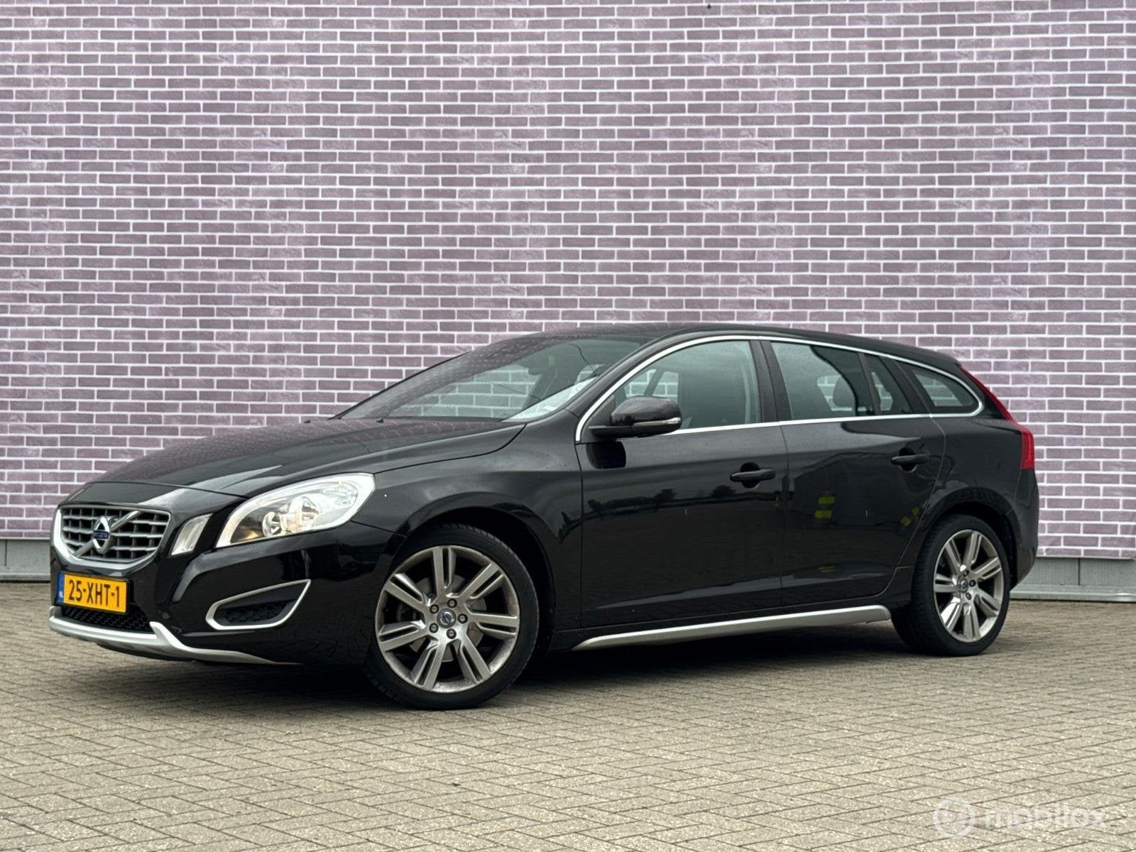 Volvo V60 1.6 T3 Momentum Compl. Volvo onderhouden Navi, Lee, Auto's, Voorwielaandrijving, 15 km/l, Gebruikt, Zwart