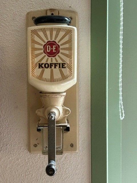 wandkoffiemolen Douwe Egberts, Ophalen