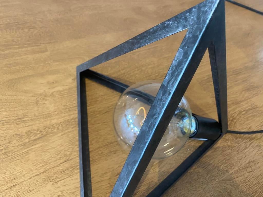 Metalen tafellamp piramide 29cm met gloeilamp, Huis en Inrichting, Ophalen, Nieuw, Metaal, Minder dan 50 cm