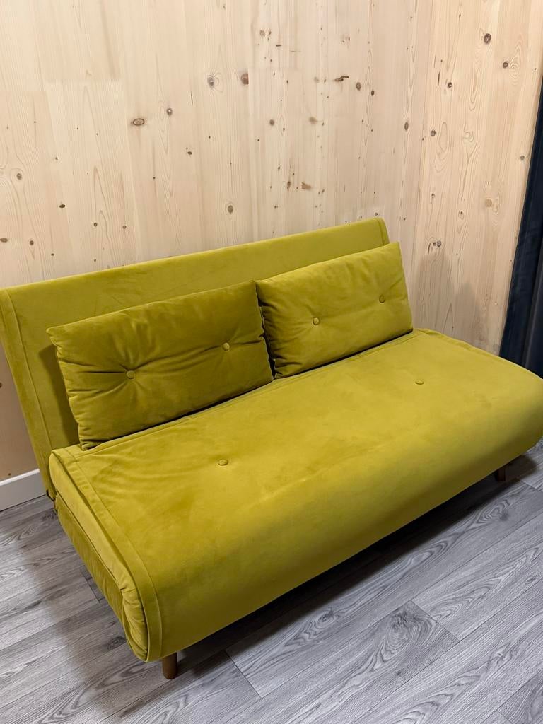 MADE slaapbank Velvet Geel Haru 123cm, als nieuw, Huis en Inrichting, Slaapkamer | Slaapbanken, Ophalen, Tweepersoons, 190 cm of minder