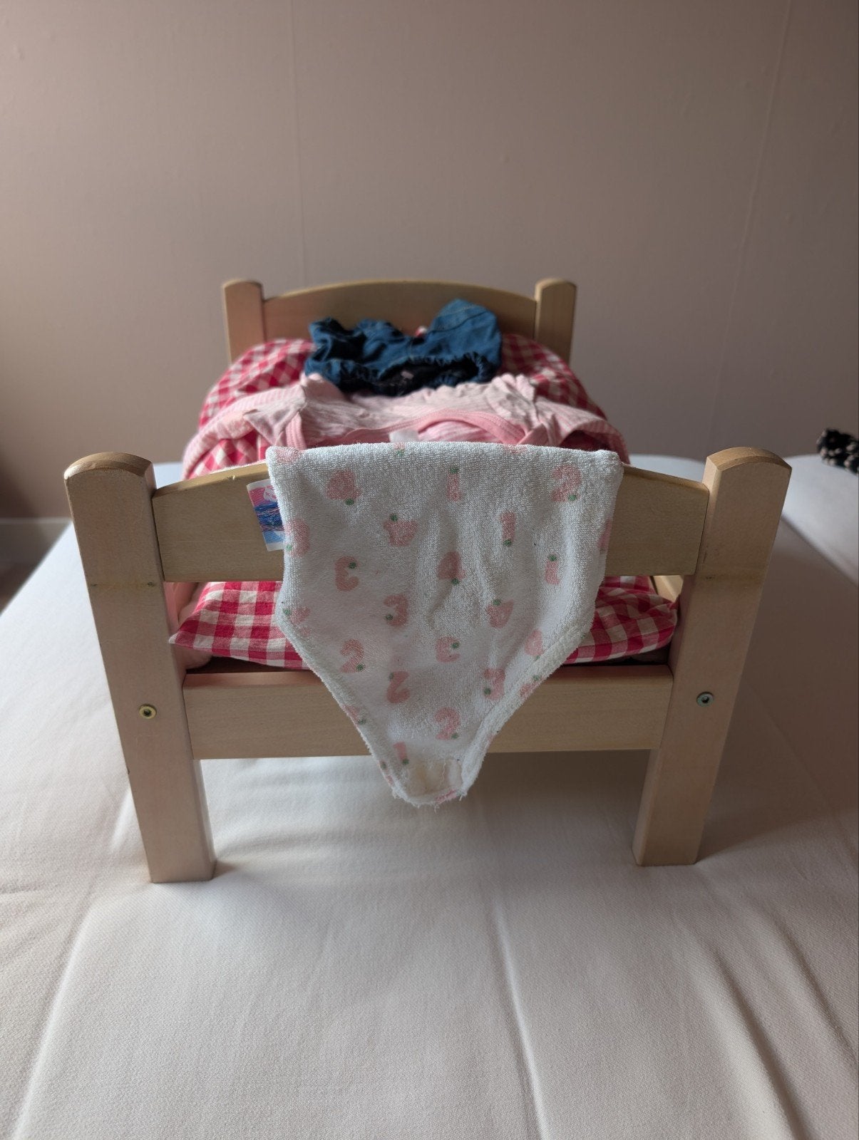 IKEA poppenbedje met kleding, Ophalen, Zo goed als nieuw, Poppenhuis