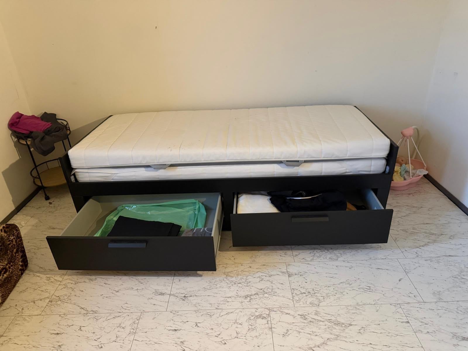 Bedframe zwart en vakkenopbergkast, Ophalen, Zo goed als nieuw