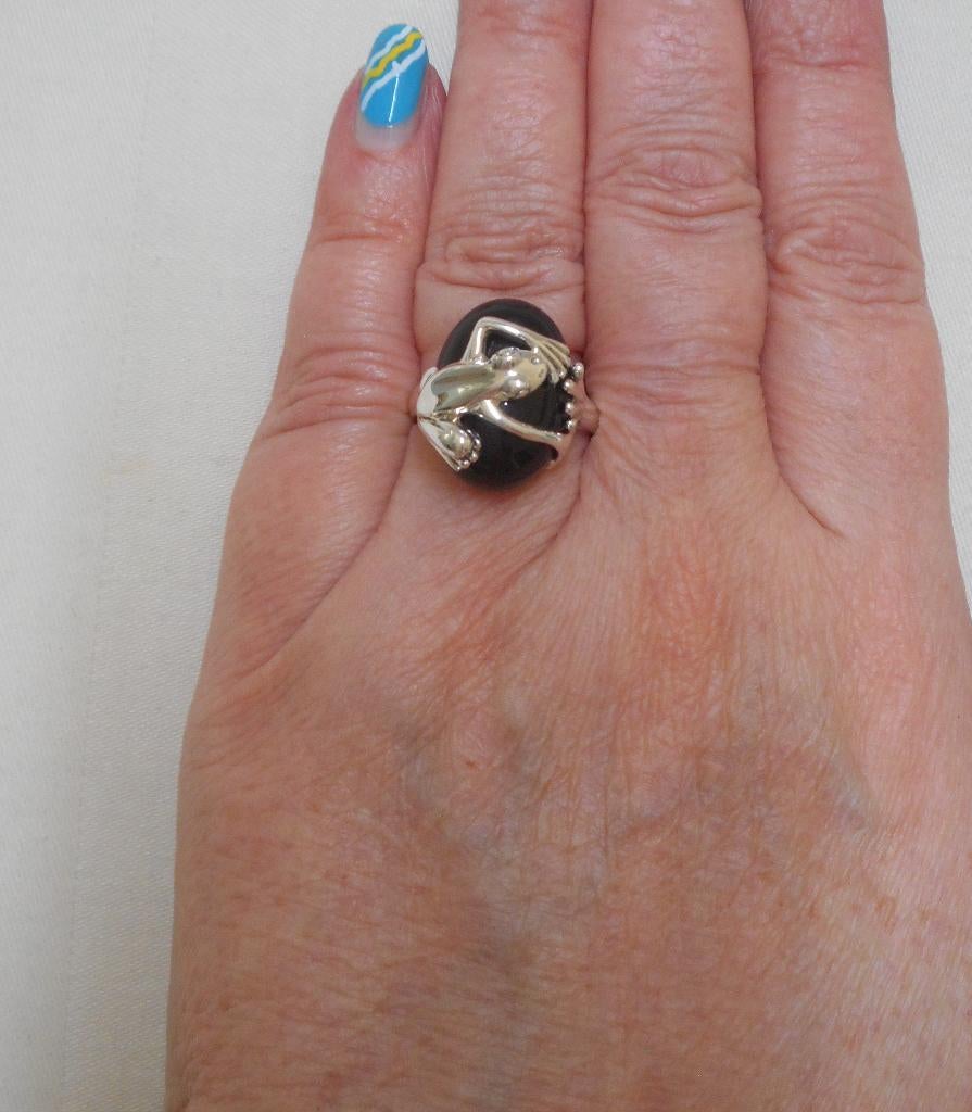 Zilveren aparte ring met kikker en onyx maat 18.25 nr.1814