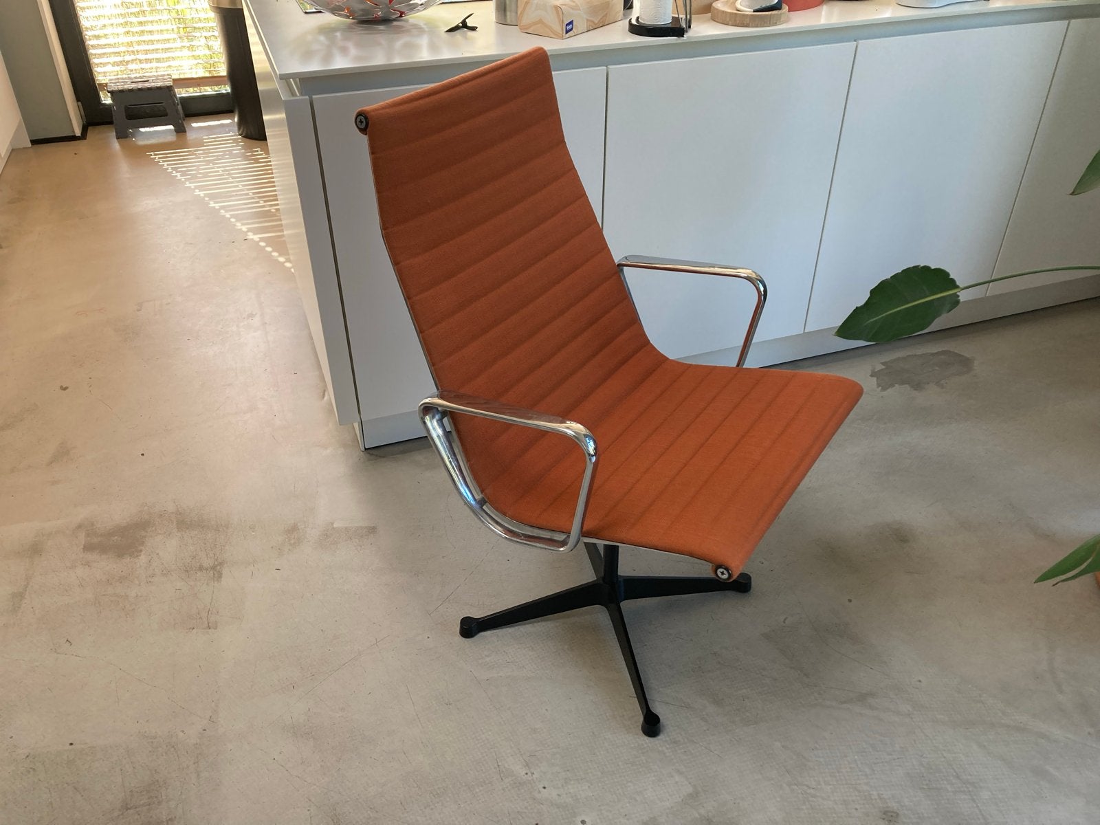 Vitra EA 116 bureaustoel - Oranje stof, Huis en Inrichting, Ophalen, Gebruikt, Overige kleuren, Metaal