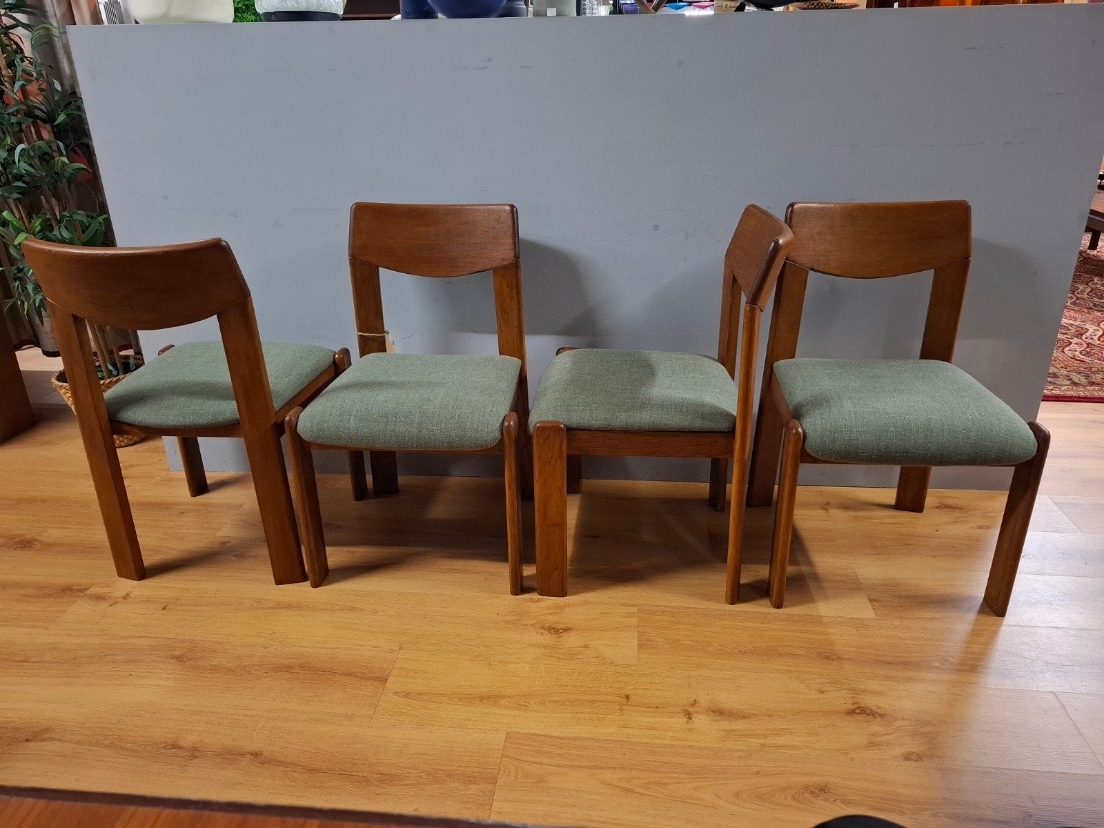 set 4 eetkamerstoelen jaren 80 nieuwe groene stof, Hout, .., Vintage mid century design jaren 60 70, Zo goed als nieuw