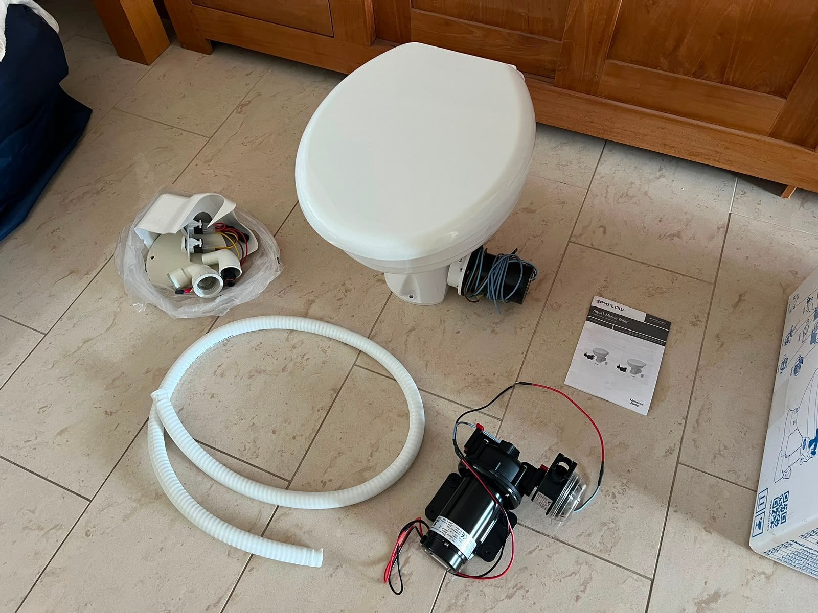Johnson aquaT toilet Silent versnijder grote pot 12V, Ophalen, Zo goed als nieuw, Kombuis en Sanitair