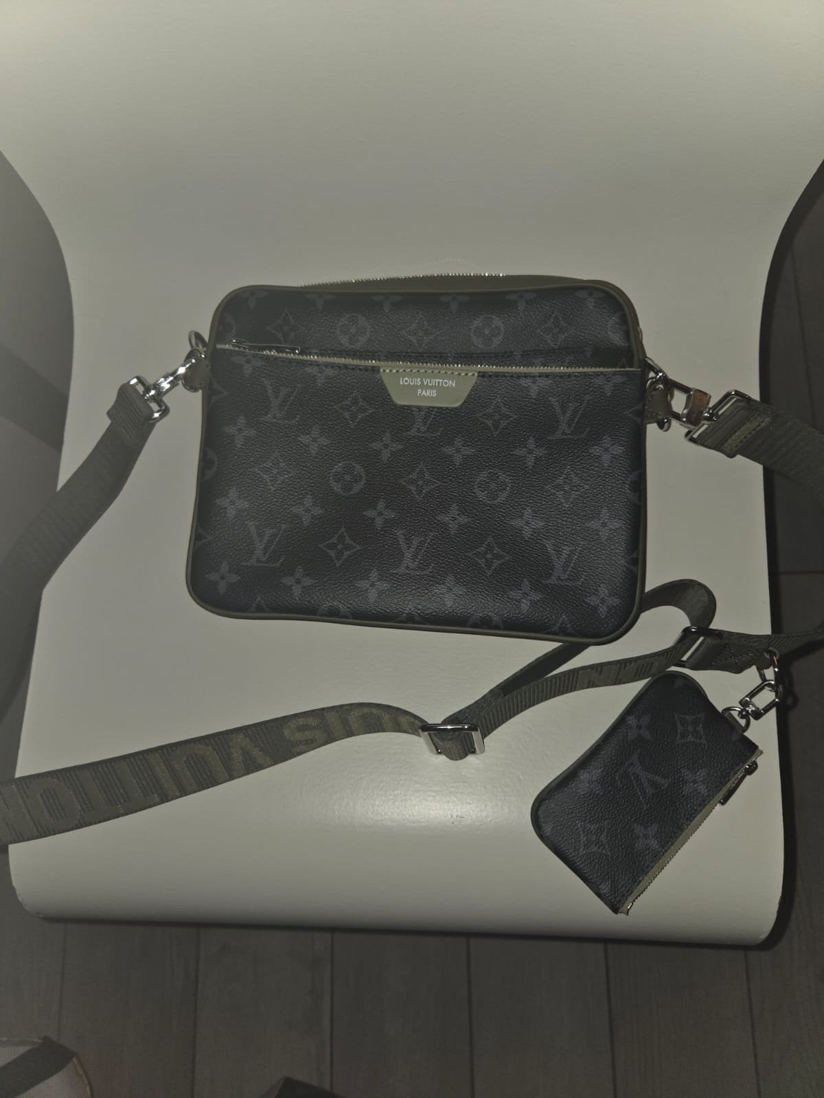 Louis Vuitton Trio Messenger Tas Khaki Groen Limited Edition, Ophalen of Verzenden, Zo goed als nieuw, Groen