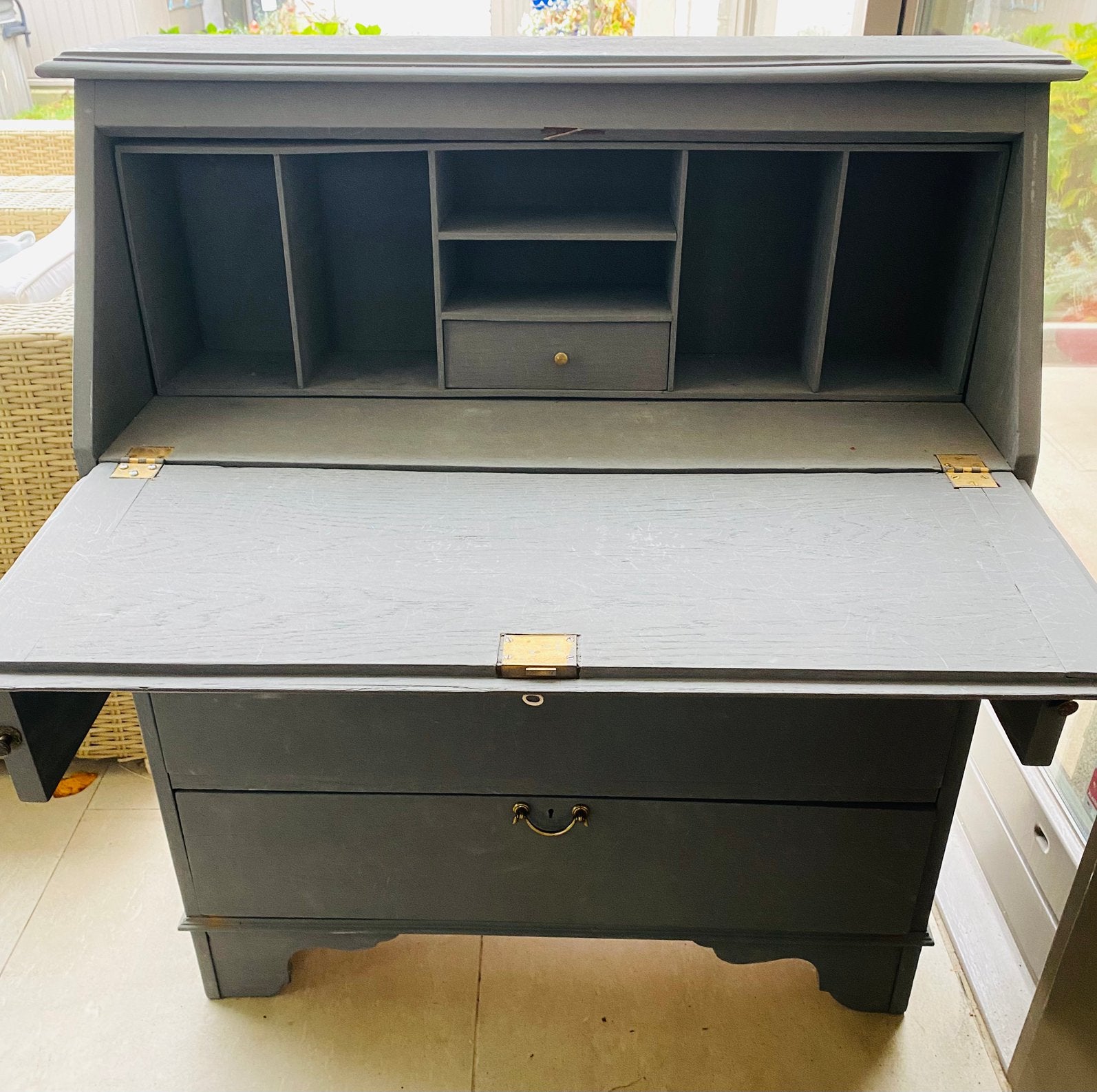 Mooi mat grijs hout bureau buro secretaire B90 D40 H104 €75, Ophalen, Zo goed als nieuw