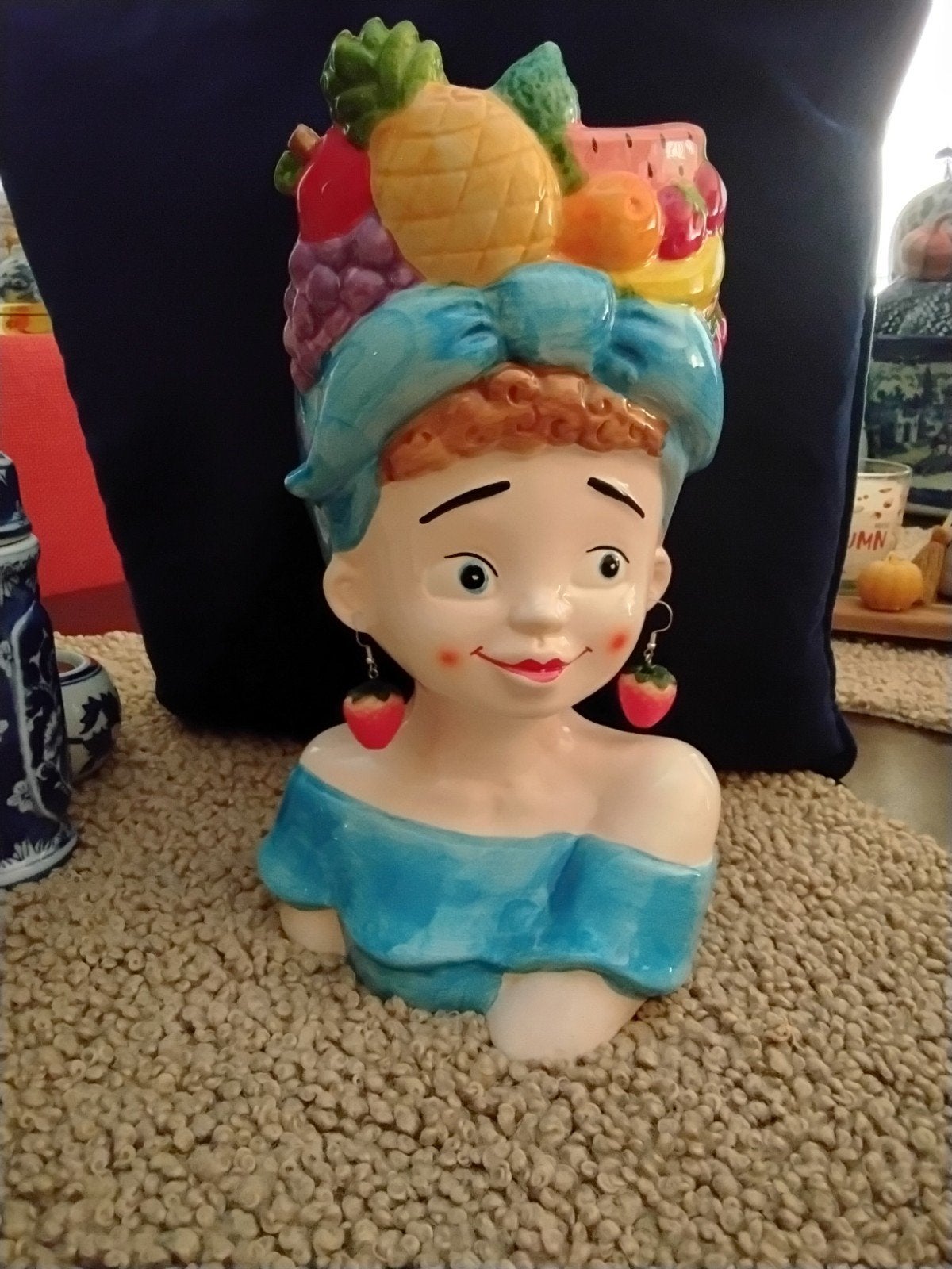 Vrolijke geglazuurde vaas meisjeshoofd met fruit., Ophalen, Zo goed als nieuw, Steen/keramiek, Meerkleurig