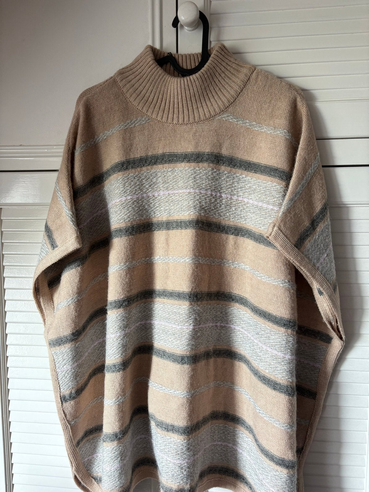 Nieuwe gestreepte poncho met col - Maat 42, Beige, Maat 42/44 (L), Nieuw, Ophalen of Verzenden