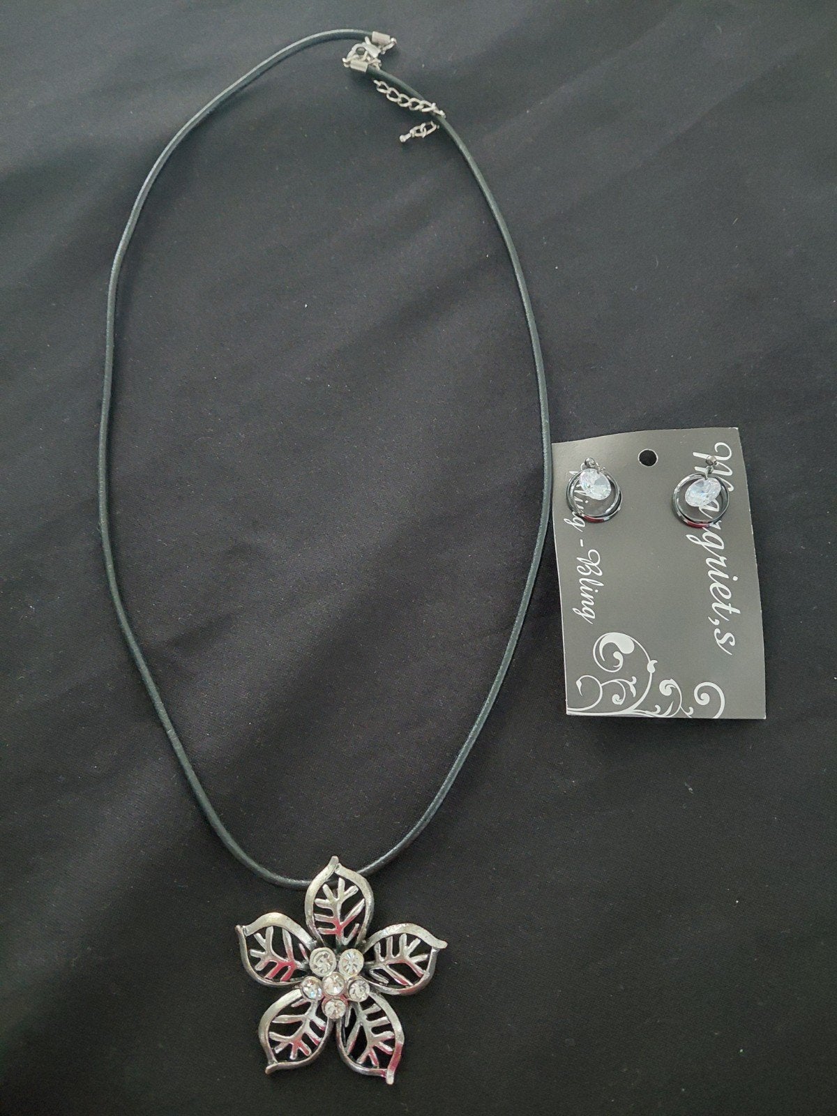 Ketting met bloemhanger en bijpassende oorbellen Nieuw, Sieraden, Tassen en Uiterlijk, Ophalen, Overige materialen, Met strass