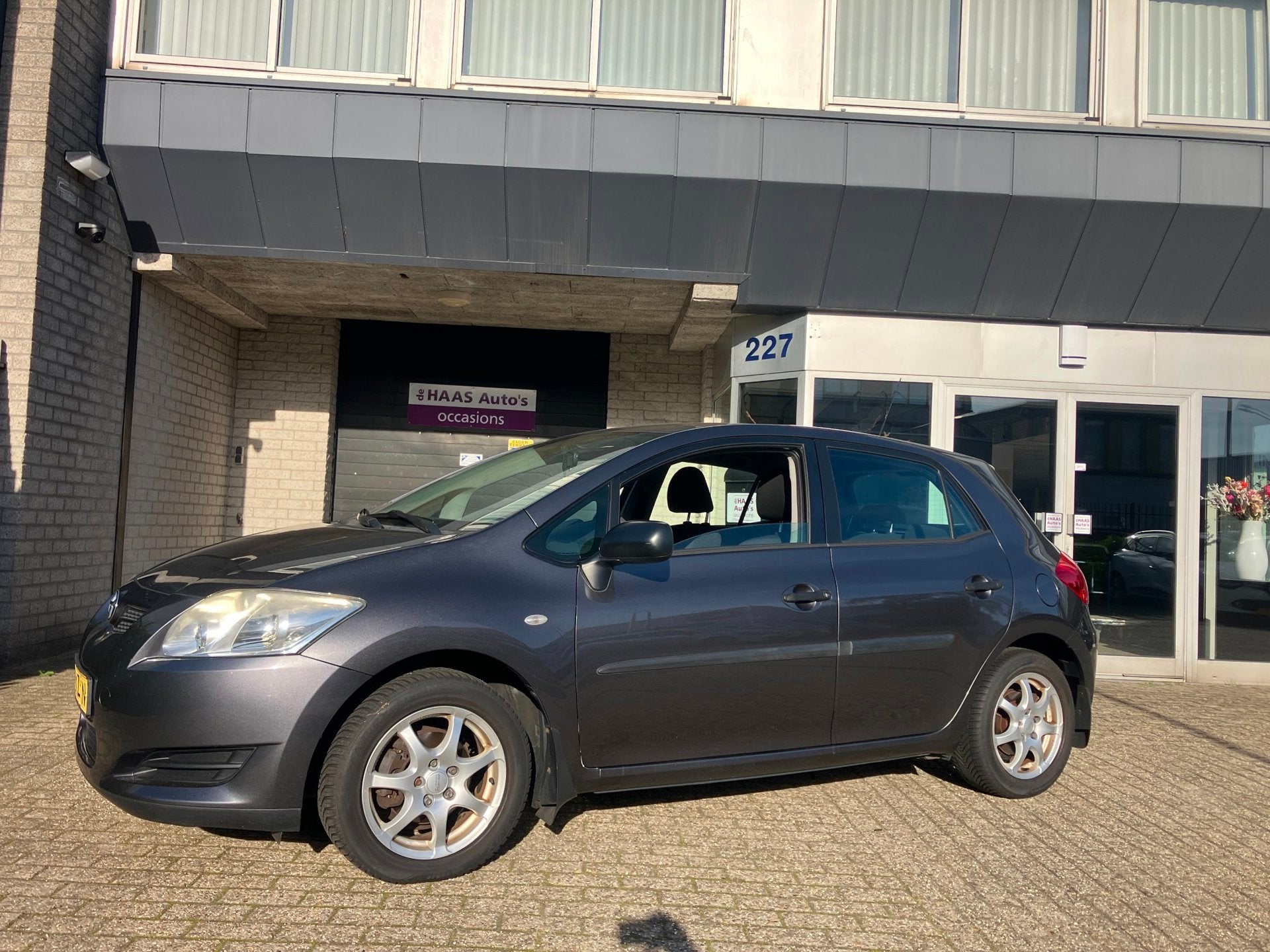 Toyota Auris 1.6-16V Terra / AIRCO / 5 DEURS / ALU VELGEN /, Voorwielaandrijving, Gebruikt, Zwart, 4 cilinders