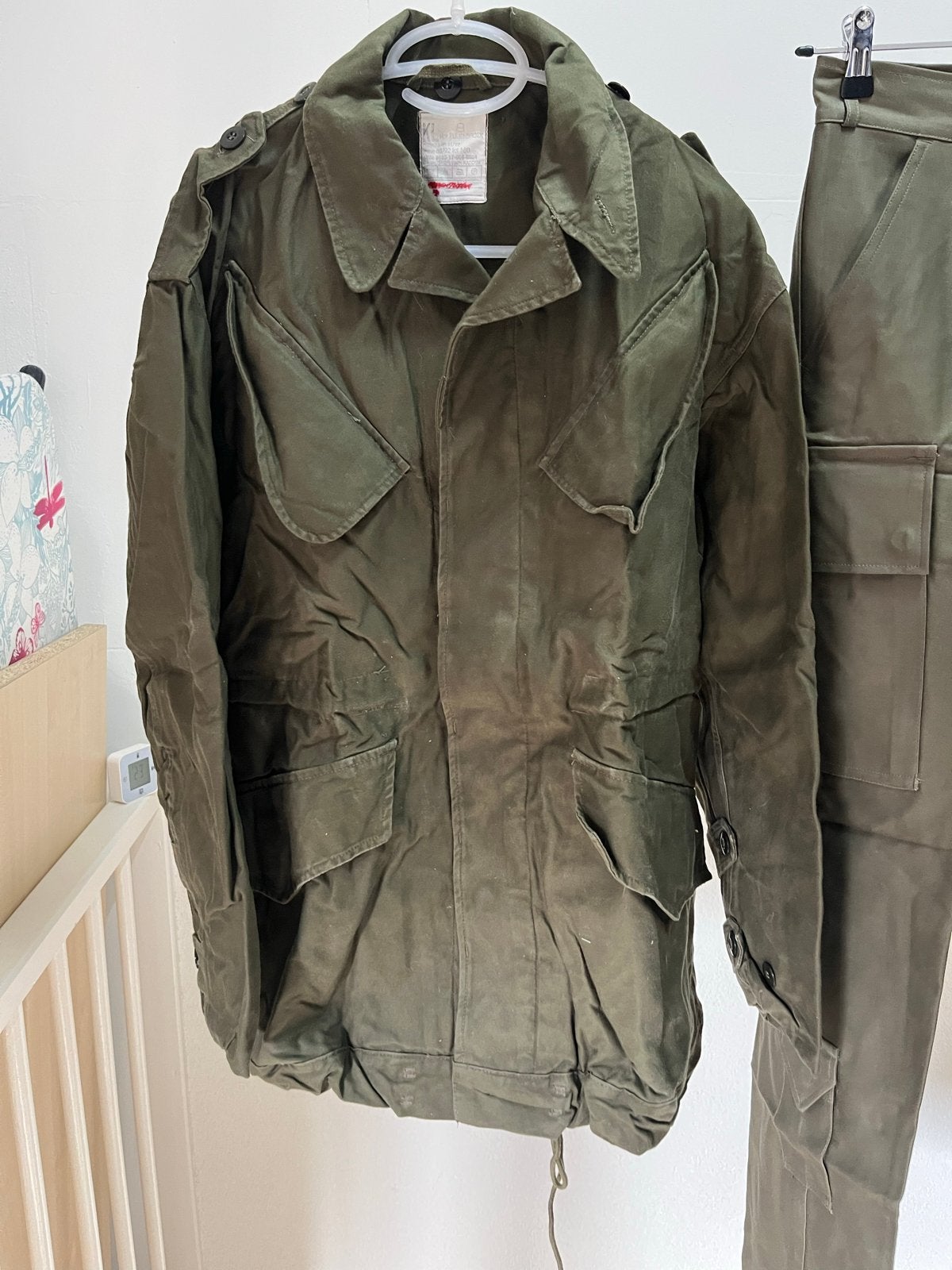 Heel veel militaire “dames” kleding en schoenen., Verzamelen, Ophalen of Verzenden, Landmacht, Nederland, Kleding of Schoenen