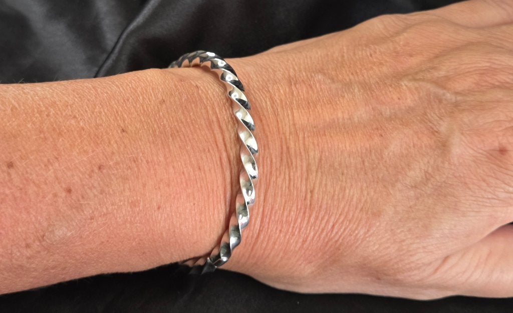 Gedraaide zilveren slavenarmband. 2026/488, Sieraden, Tassen en Uiterlijk, Armbanden, ., Nieuw, Ophalen of Verzenden, .