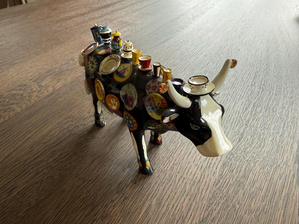 Decoratieve CowParade Koe met theepotjes en bordjes, Ophalen, Zoogdier, 20 - 50 cm, Steen of Keramiek