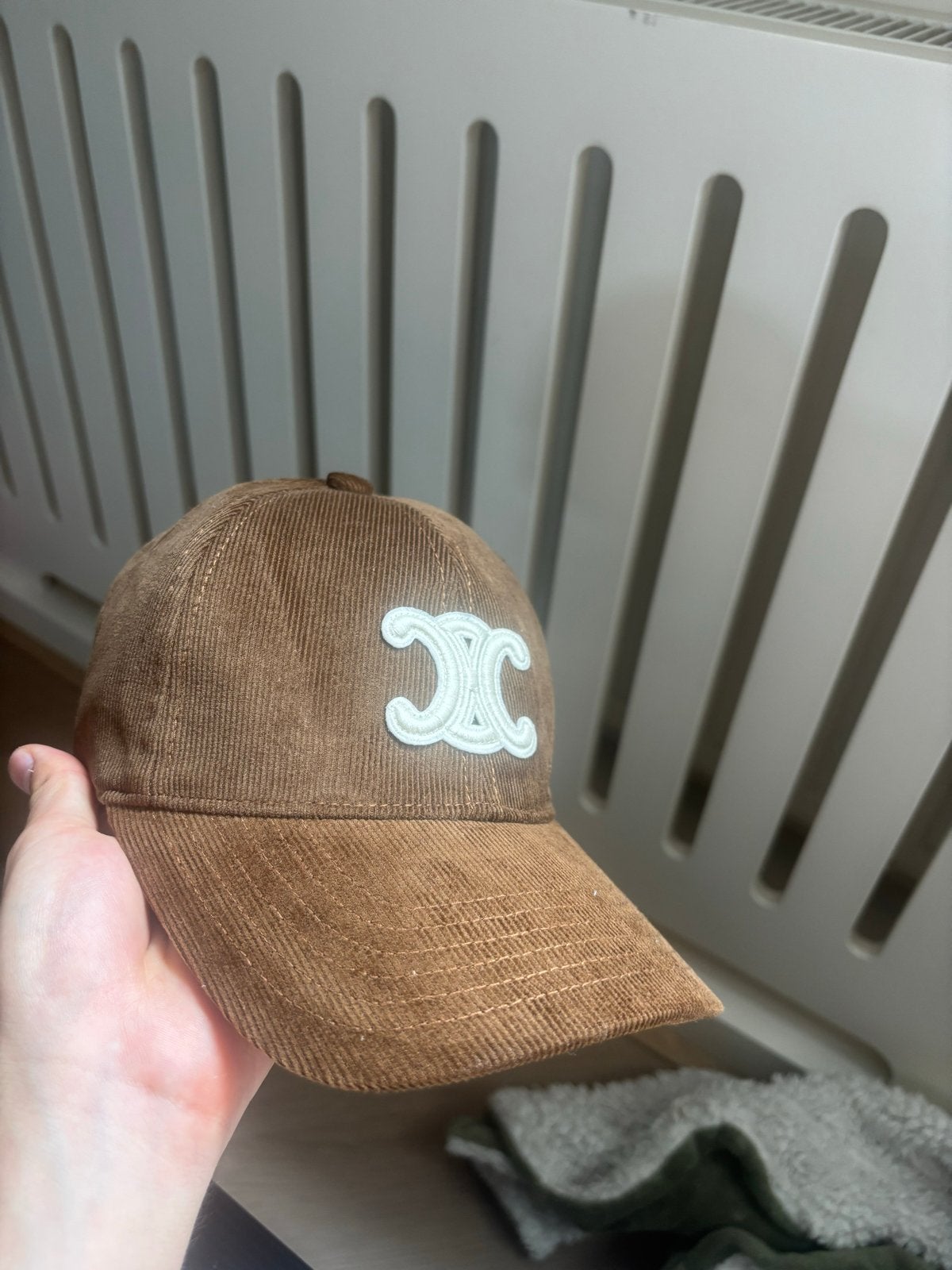Celine pet bruin ribfluweel, Ophalen of Verzenden, Zo goed als nieuw, One size fits all, Pet
