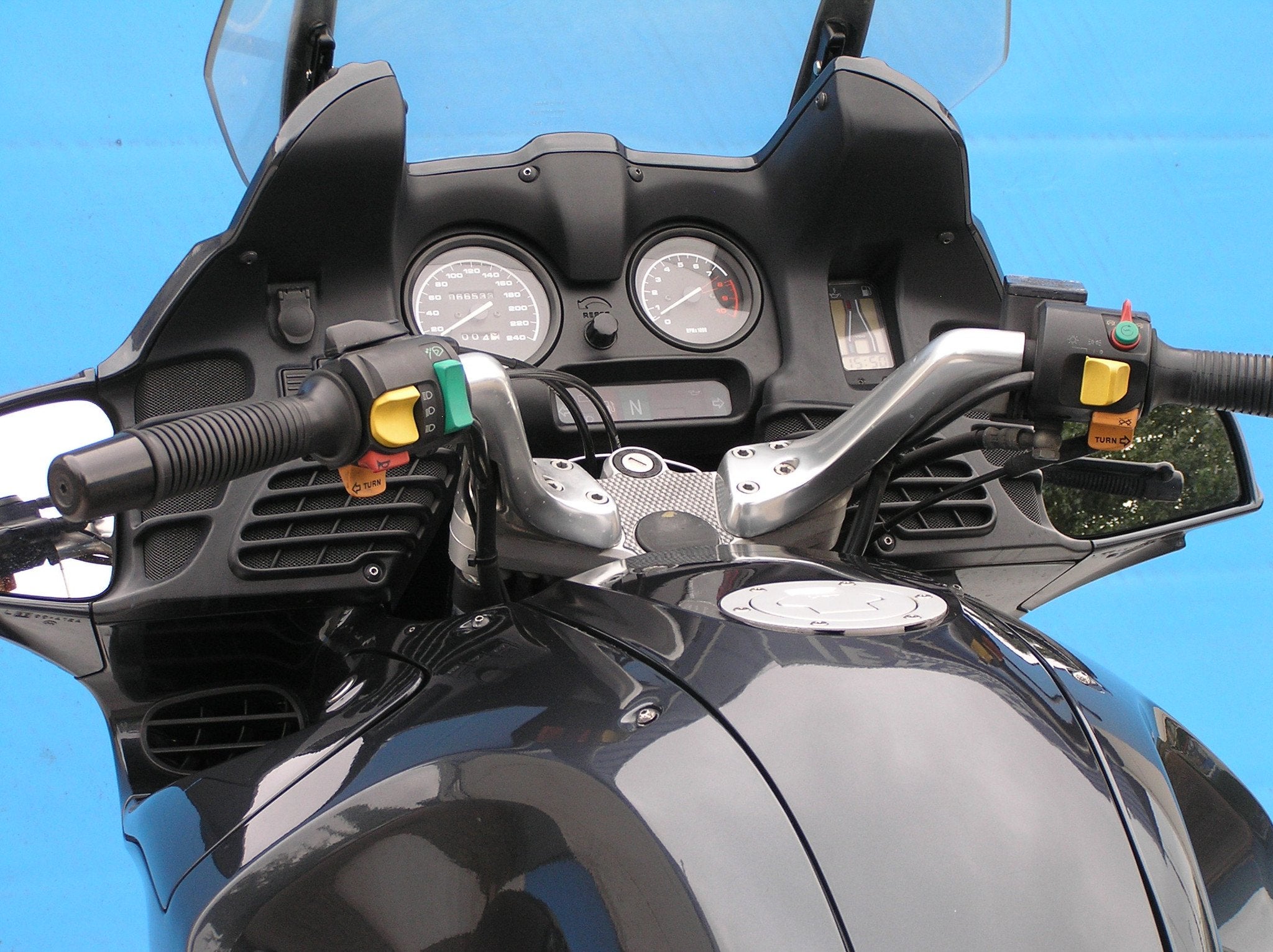 BMW R1100RT (bj 1999), BMW group Nederland B.V., Contactus@bmw-motorrad.nl, Einsteinstraat 5
2289CC  Rijswijk, NL, Toermotor