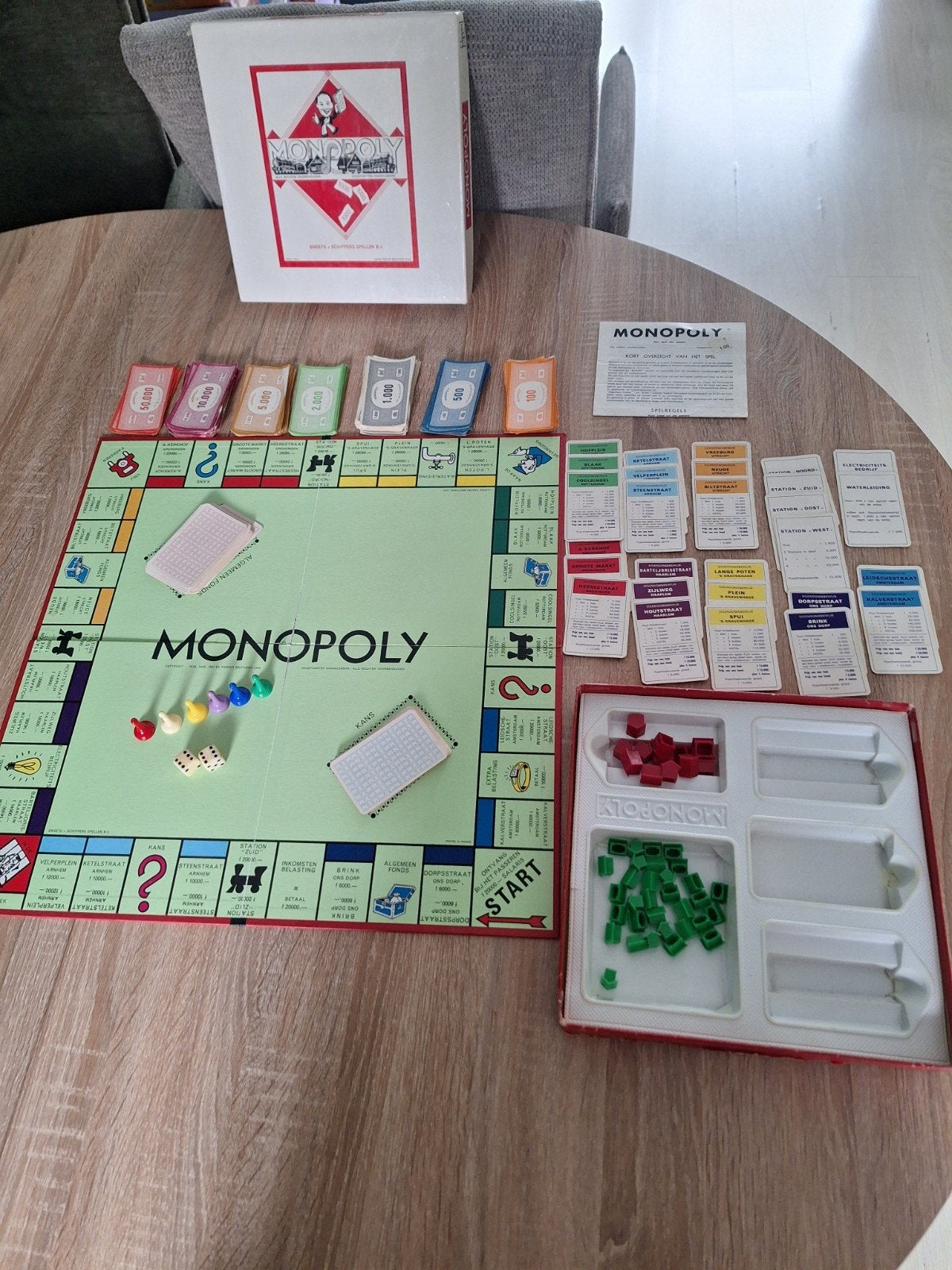 Monopoly spel in witte vierkante doos, Hobby en Vrije tijd, Ophalen of Verzenden, Zo goed als nieuw, Parker