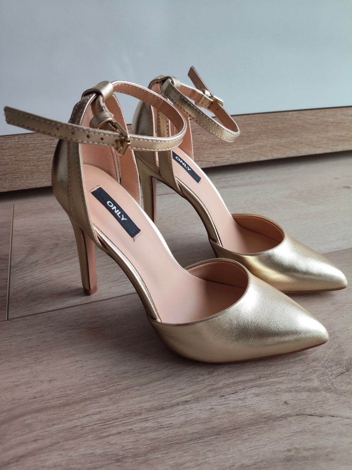Gouden hakken Only maat 35, Kleding | Dames, Pumps, Ophalen of Verzenden, Zo goed als nieuw, Overige kleuren