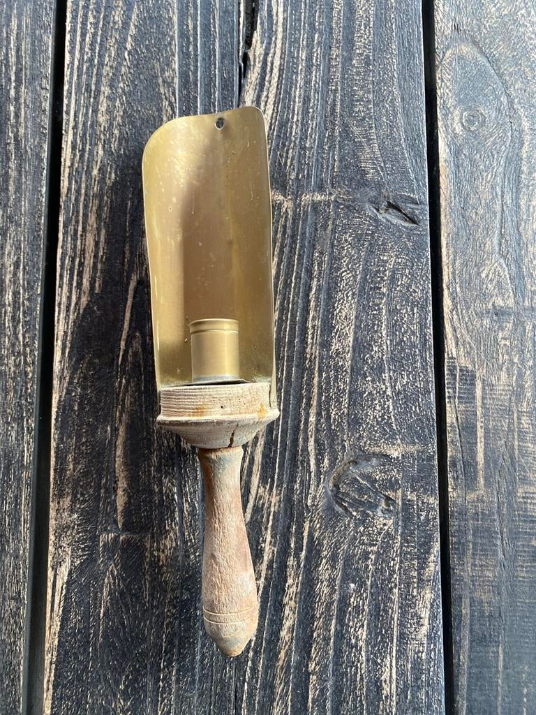 Oude koperen kandelaar met houten handvat/ kruideniersschep, Antiek en Kunst, Ophalen of Verzenden, Koper of Brons