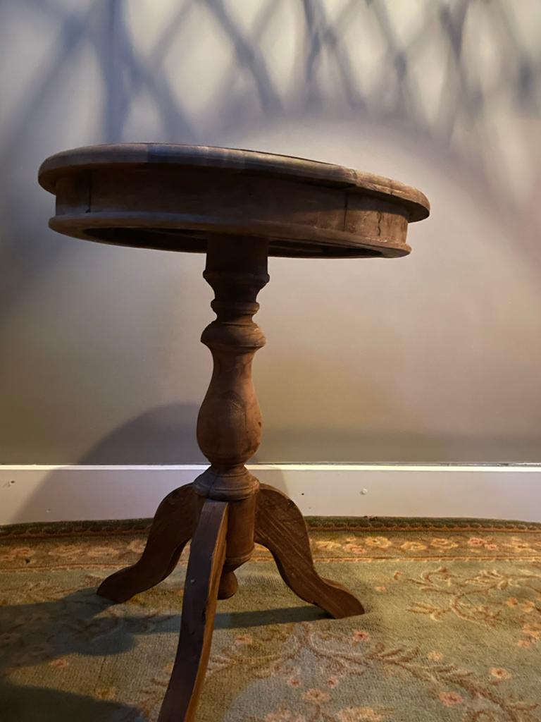 Houten bijzettafel met gedraaide poot, Ophalen, Rond, Minder dan 55 cm
