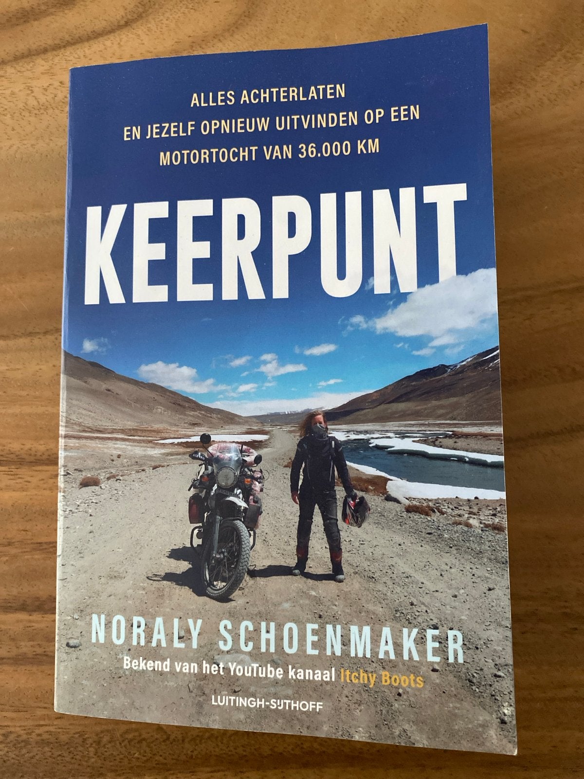 Keerpunt - Noraly Schoenmaker (Itchy Boots), Boeken, Reisverhalen, Ophalen of Verzenden, Zo goed als nieuw, Europa