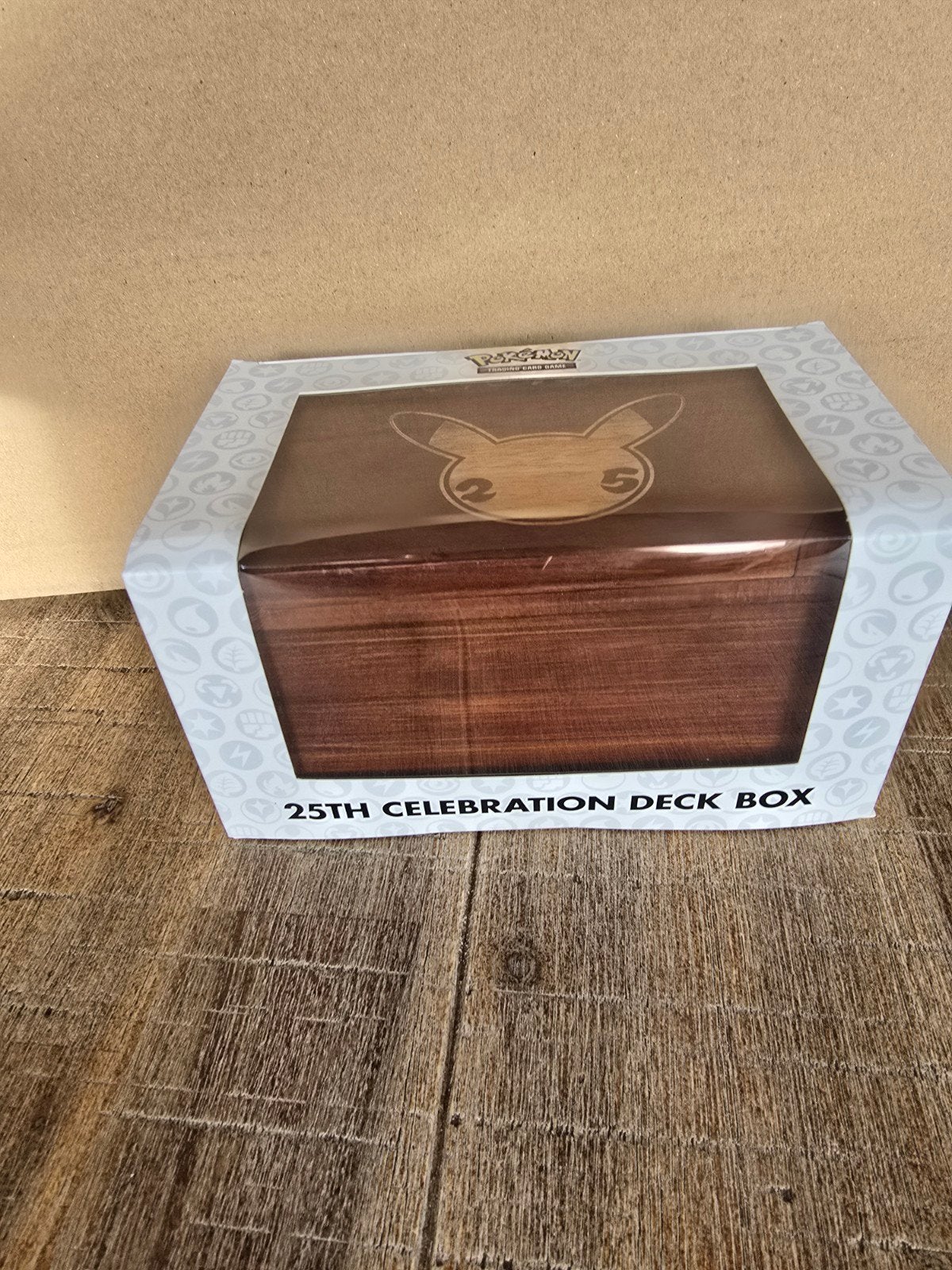 Pokémon 25th Anniversary Deck Box - Houten Pikachu, Ophalen, Nieuw, Overige typen