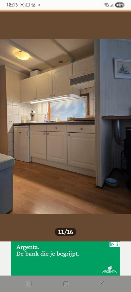 Nette witte keuken met inbouwapparatuur voor in een chalet,i, Huis en Inrichting, Keuken | Complete keukens, Ophalen