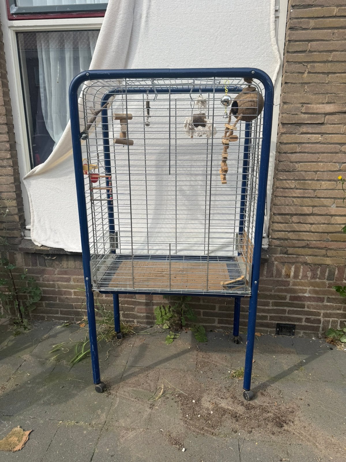 Vogelkooi met atributen, Ophalen, Gebruikt, Metaal, Vogelkooi