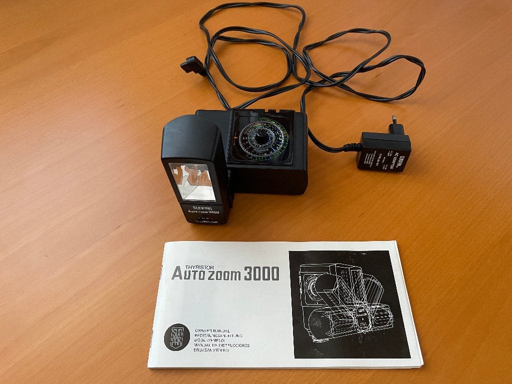 Sunpak Autozoom 3000 camera flitser, Ophalen of Verzenden, Gebruikt, Overige merken, Kantelbaar