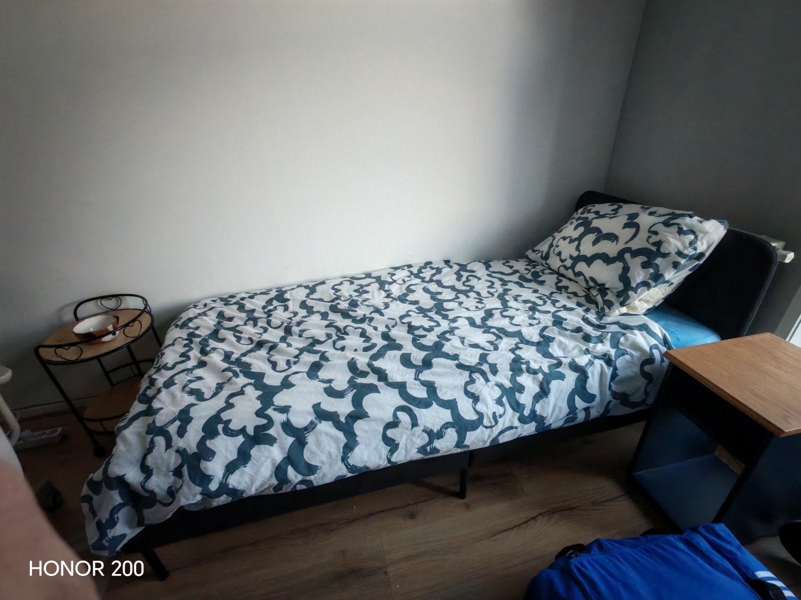 Eenpersoonsbed, matras, dekbed, kussen, lakens, stoel en bur, Gebruikt, 90 cm, Eenpersoons, Wit