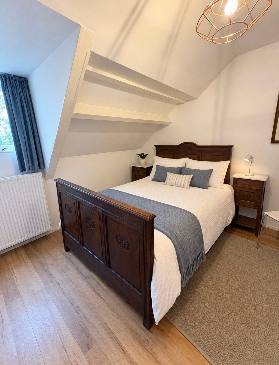 Antiek bed met 2 nachtkastjes, Ophalen, Zo goed als nieuw, Tweepersoons