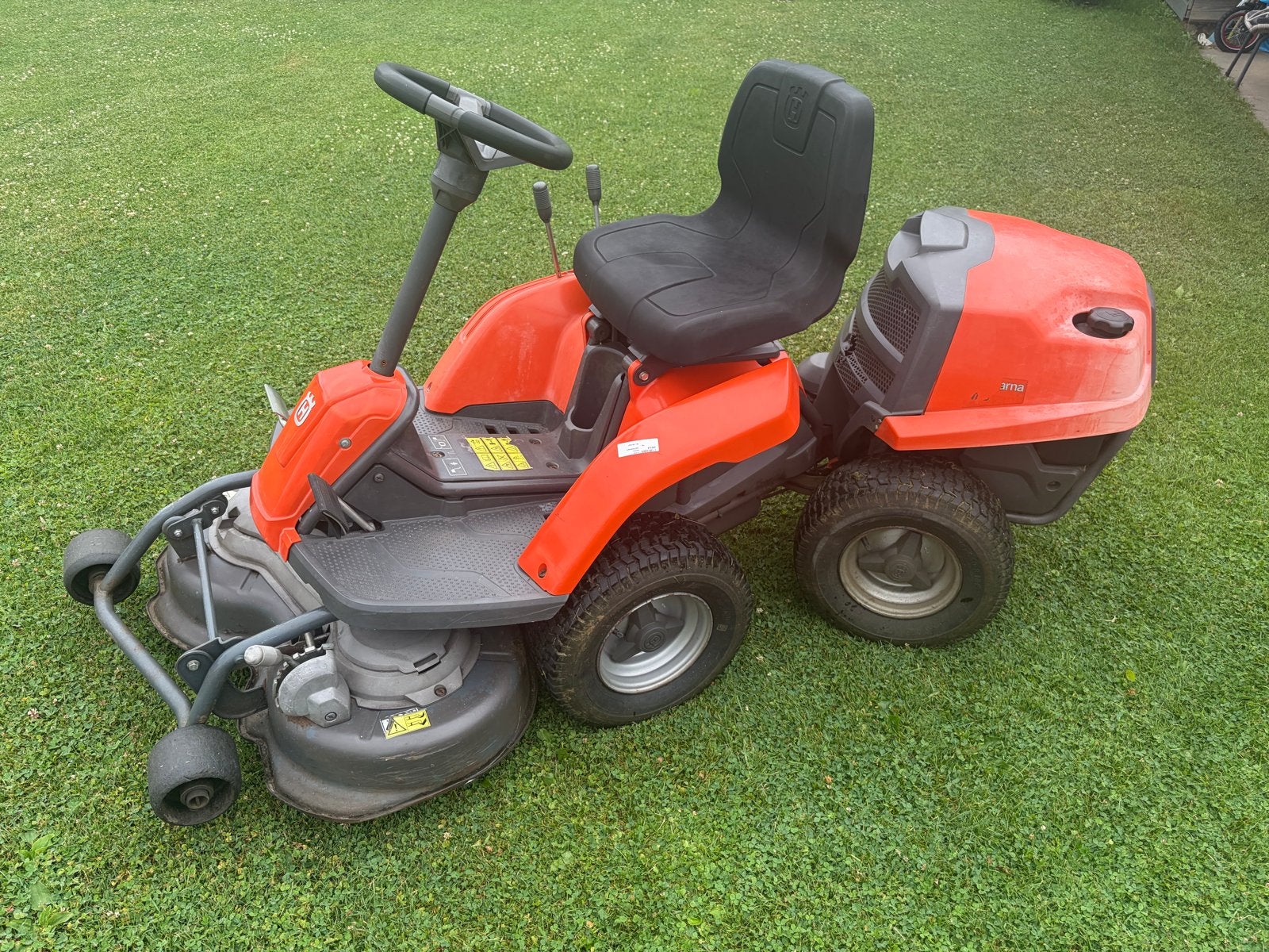 Husqvarna R111B5 zitmaaier, Tuin en Terras, Grasmaaiers, Ophalen, Cirkelmaaier, Gebruikt, Benzine-grasmaaier