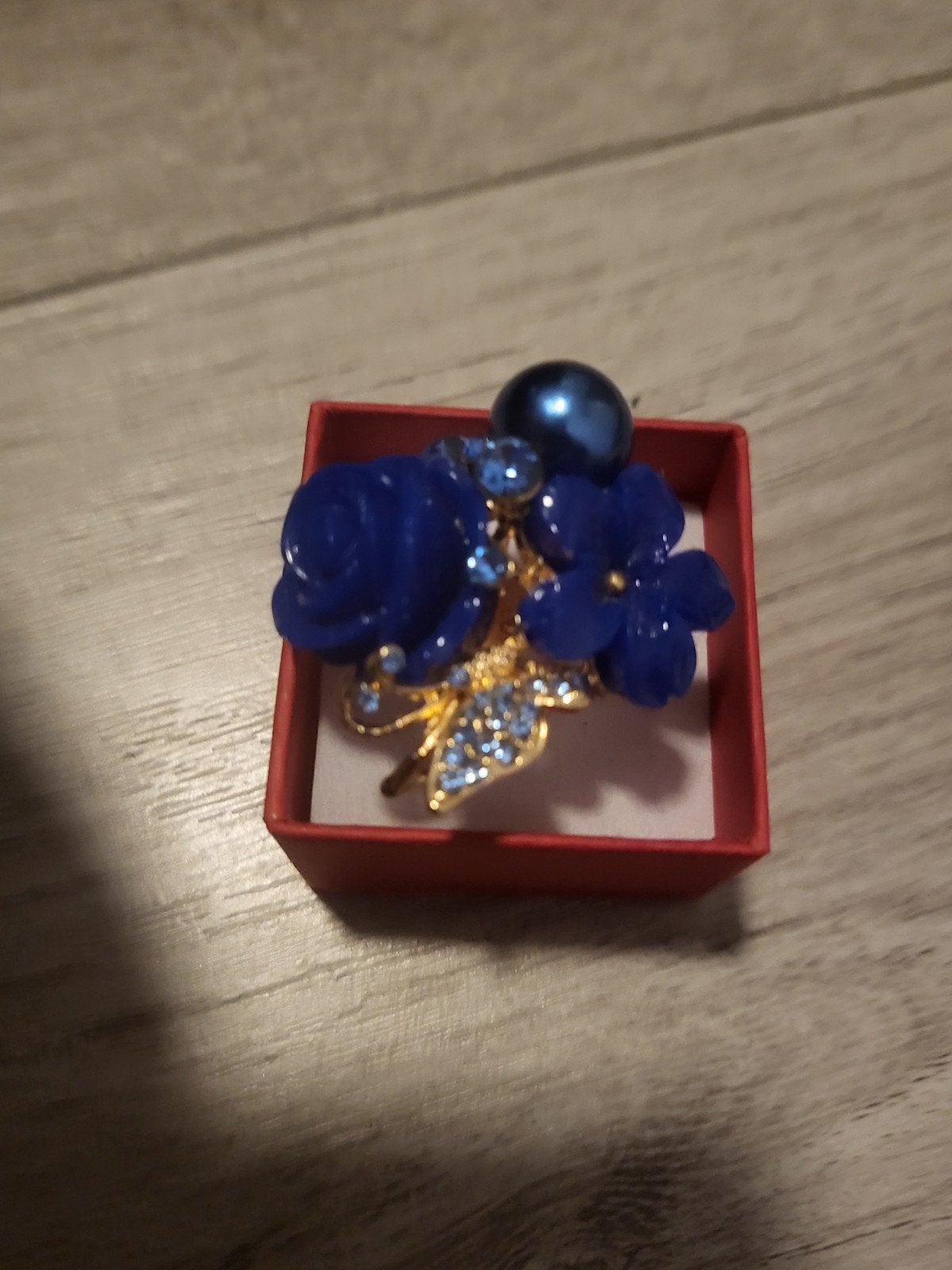 Nieuwe ring met blauwe bloemen en steentjes, maat 19, Sieraden, Tassen en Uiterlijk, Ringen, Overige materialen, Met strass, Blauw