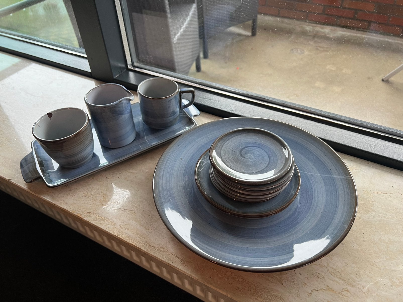Blauw-grijs aardewerk koffieservies + dienbladen en schotels, Ophalen
