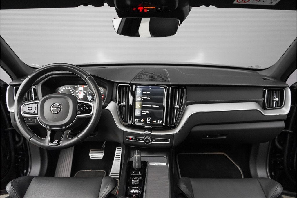 Volvo XC60 2.0 B5 Inscription R-Design Pano Trekhaak Harman/, Auto's, Volvo, 15 km/l, Gebruikt, 4 cilinders, Zwart