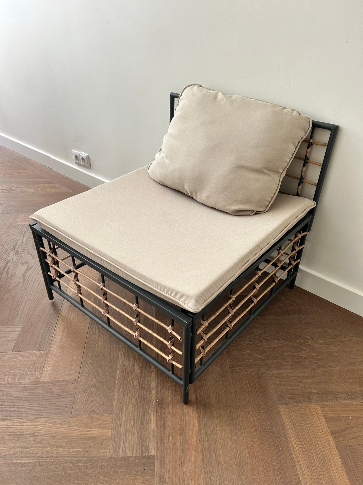 Stijlvolle loungebank/fauteuil met kussen - Zwart metaal, Tuin en Terras, Tuinbanken, Ophalen of Verzenden, Zo goed als nieuw