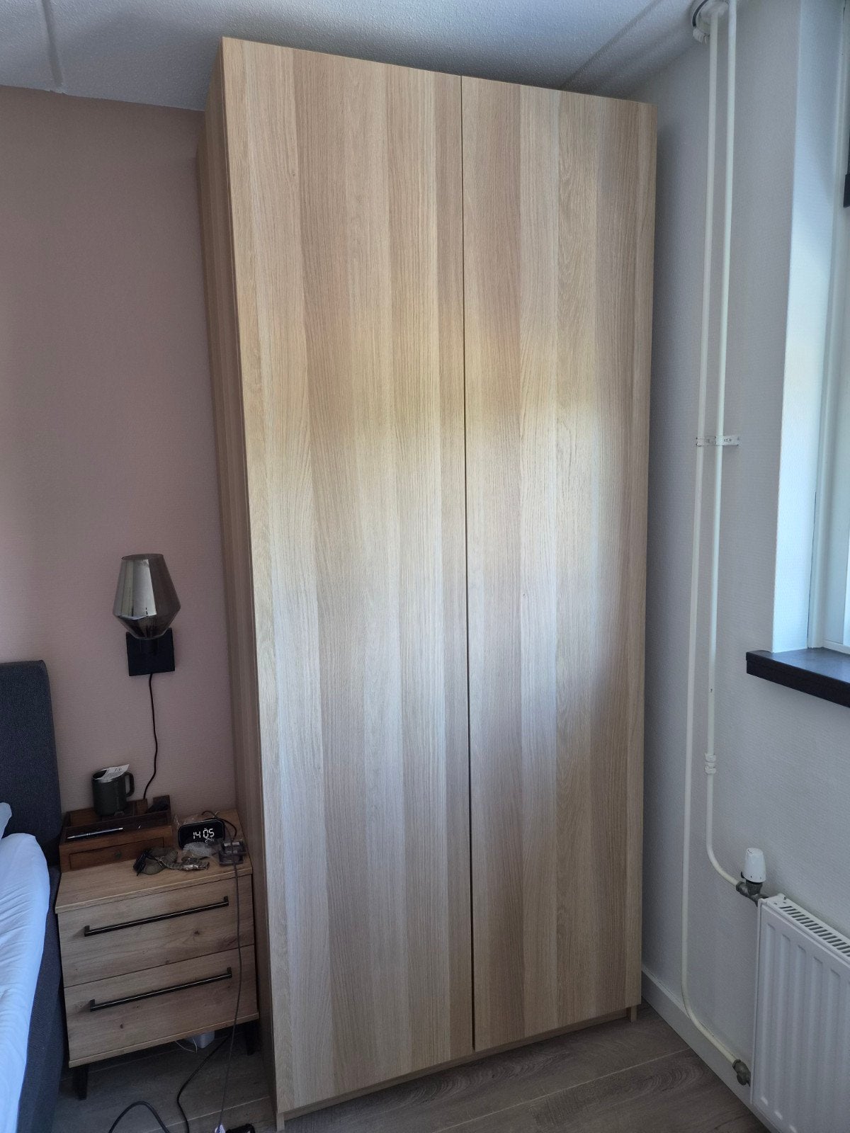 Hoge IKEA kast met kledingroede en 2 legplanken (100x236cm), Huis en Inrichting, Kasten | Kledingkasten, Ophalen