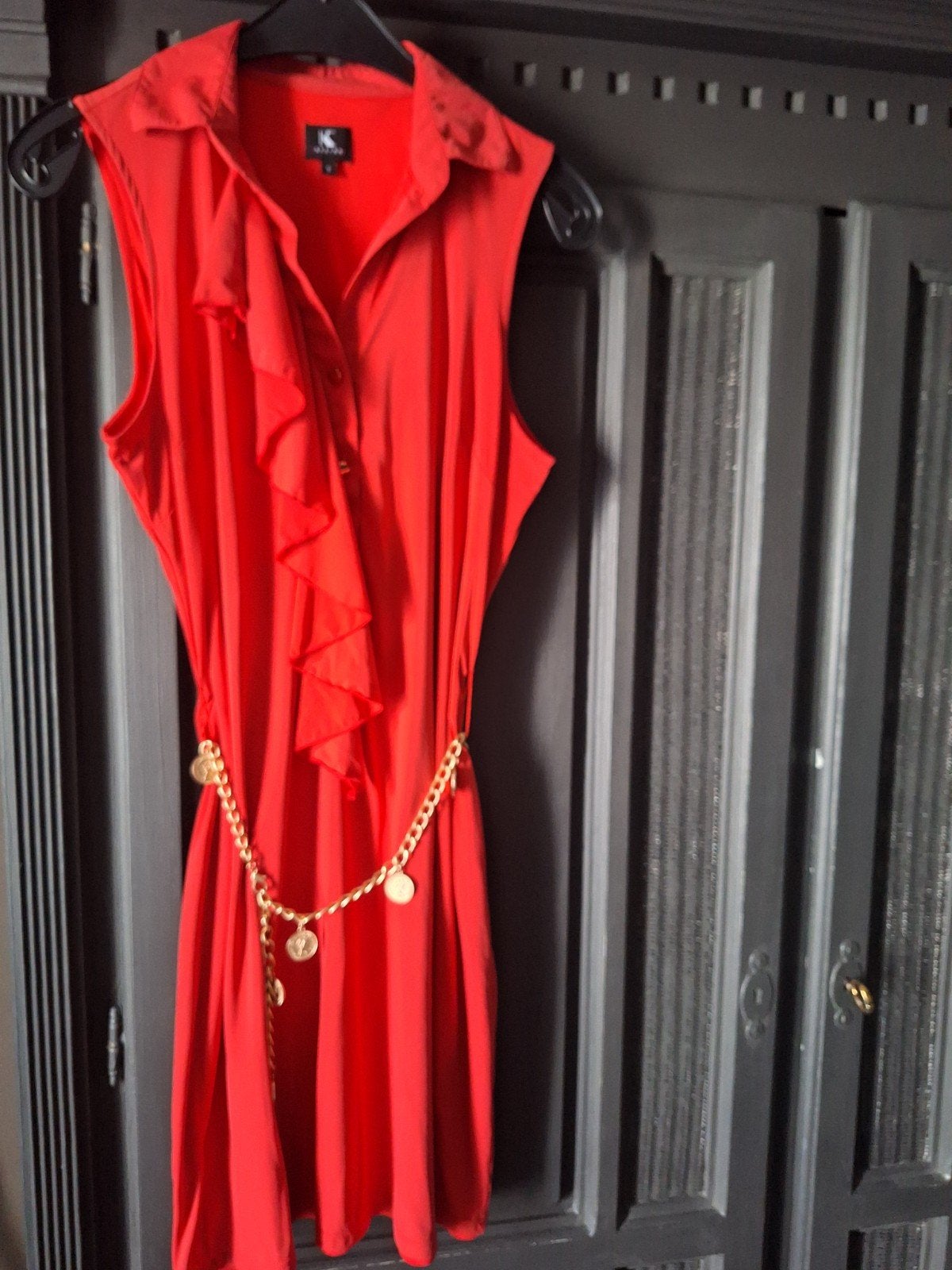 Rode jurk met gouden kettingriem - K Design, Kleding | Dames, K Design, Ophalen of Verzenden, Zo goed als nieuw, Maat 36 (S)