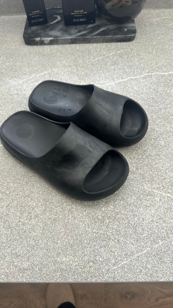 Yeezy adidas slippers 30/31, Ophalen of Verzenden, Zo goed als nieuw, Minder dan 10 m²