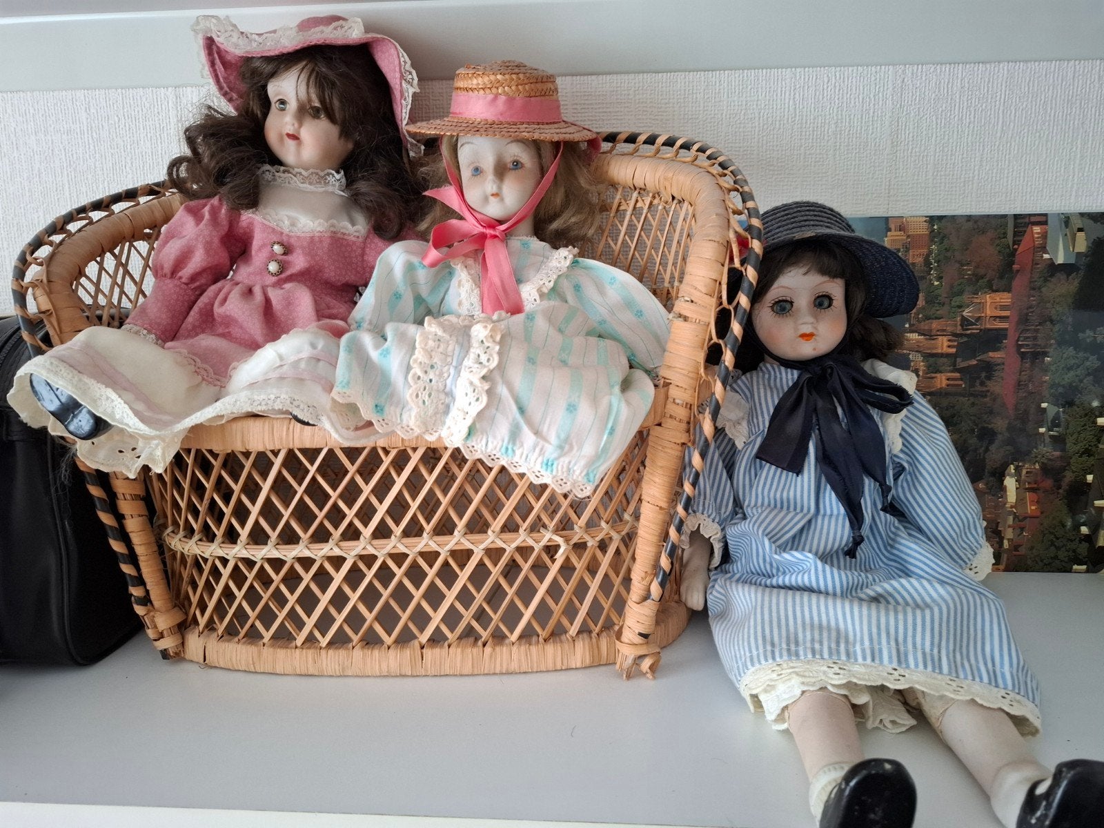 ceramische poppen met rieten bankje., Ophalen, Zo goed als nieuw, Overige typen