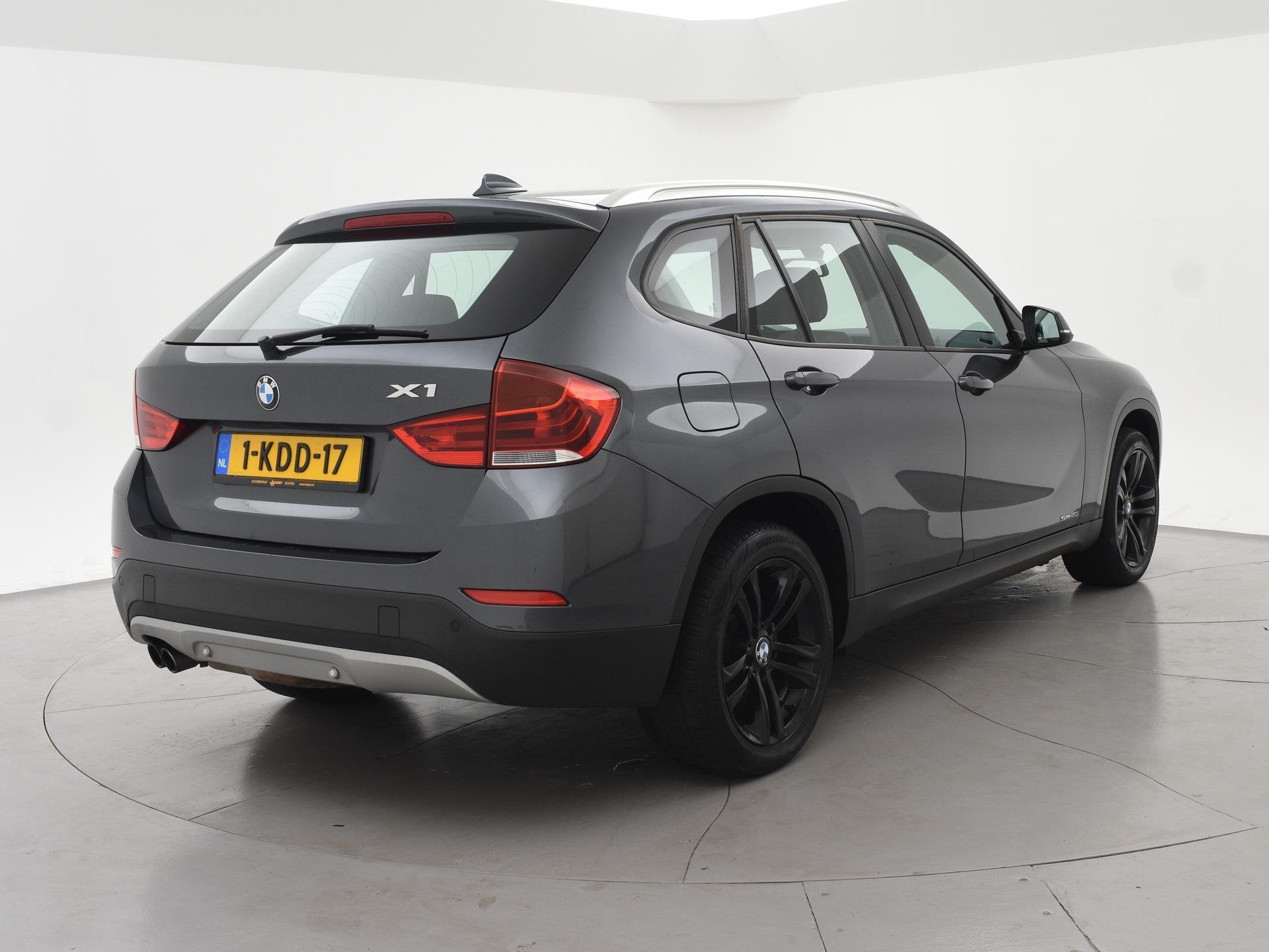 BMW X1 sDrive20i 184 PK UPGRADE EDITION + LEDER | XENON | NA, X1, Euro 5, Achterwielaandrijving, Zwart