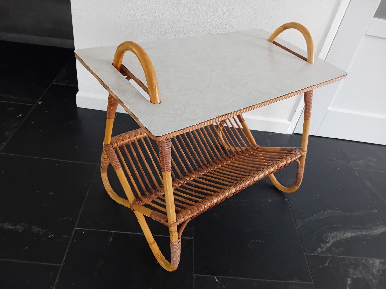 Vintage bamboe rotan bijzettafel met lektuurbak/LP meubel, Ophalen