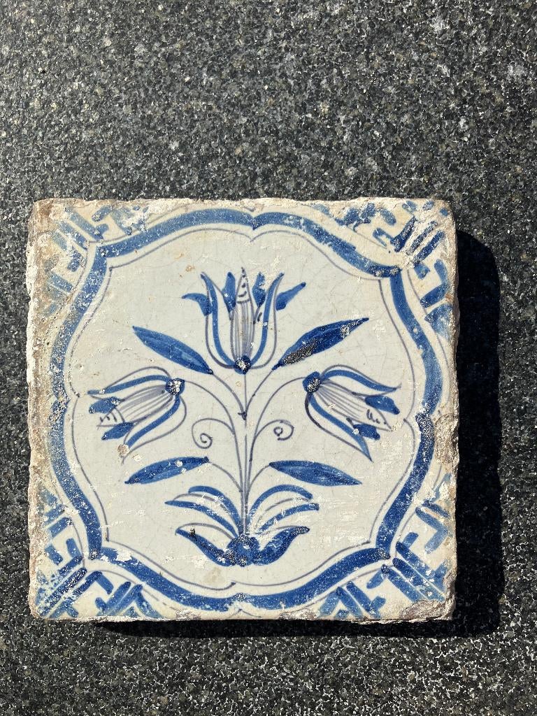 TOP Antieke 17e eeuwse tegel - Tulp in Barokke Cartouche, Antiek en Kunst, Ophalen of Verzenden