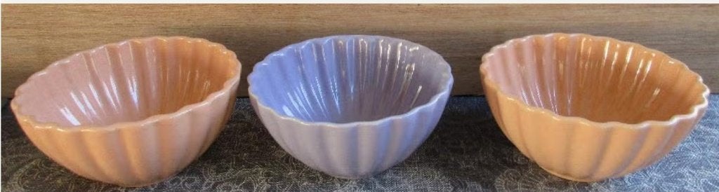 2x schaal geschulpt - peach - ø14x6.8 cm -1 x lila 2,00 pst, Huis en Inrichting, Keramiek, Nieuw, Ophalen of Verzenden, Schaal of Schalen