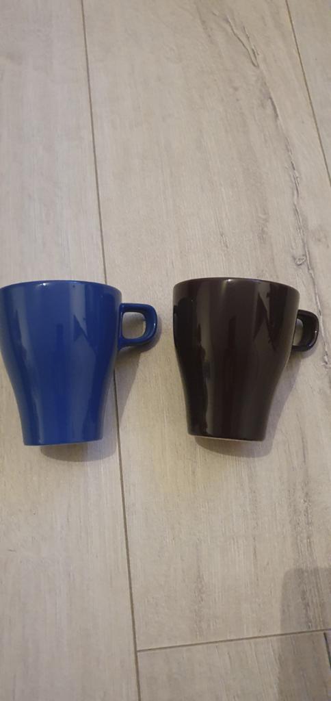 Twee nieuwe IKEA mokken - blauw en bruin., Huis en Inrichting, Keuken | Servies, Nieuw, Ophalen of Verzenden, Overige stijlen